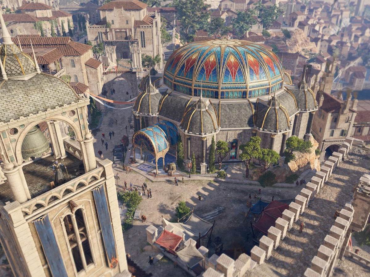 Vista aérea de una ciudad con una gran cúpula de vitral azul y rojo, una torre con campana y murallas en Baldur's Gate 3