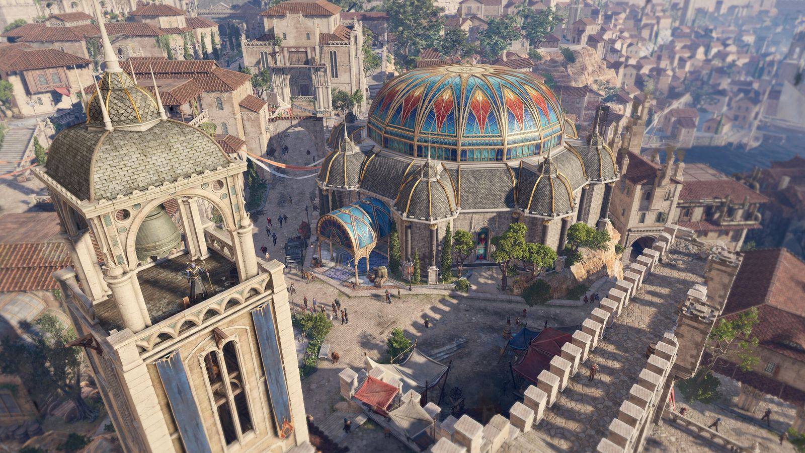 Vista aérea de una ciudad con una gran cúpula de vitral azul y rojo, una torre con campana y murallas en Baldur's Gate 3