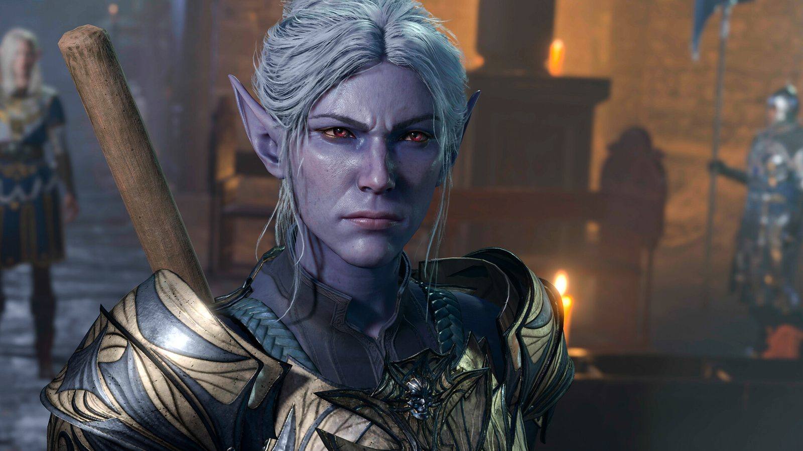Primer plano de una elfa drow de piel azulada y pelo plateado con armadura dorada y plateada de Baldur's Gate 3