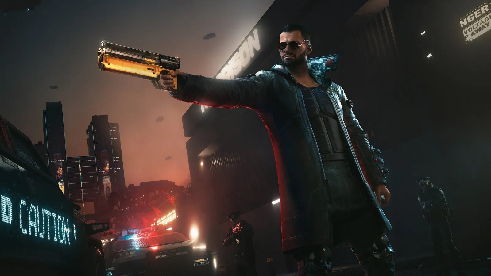 Un hombre con gafas oscuras y un abrigo largo apunta con una pistola dorada frente a un patrullero y edificios de Night City
