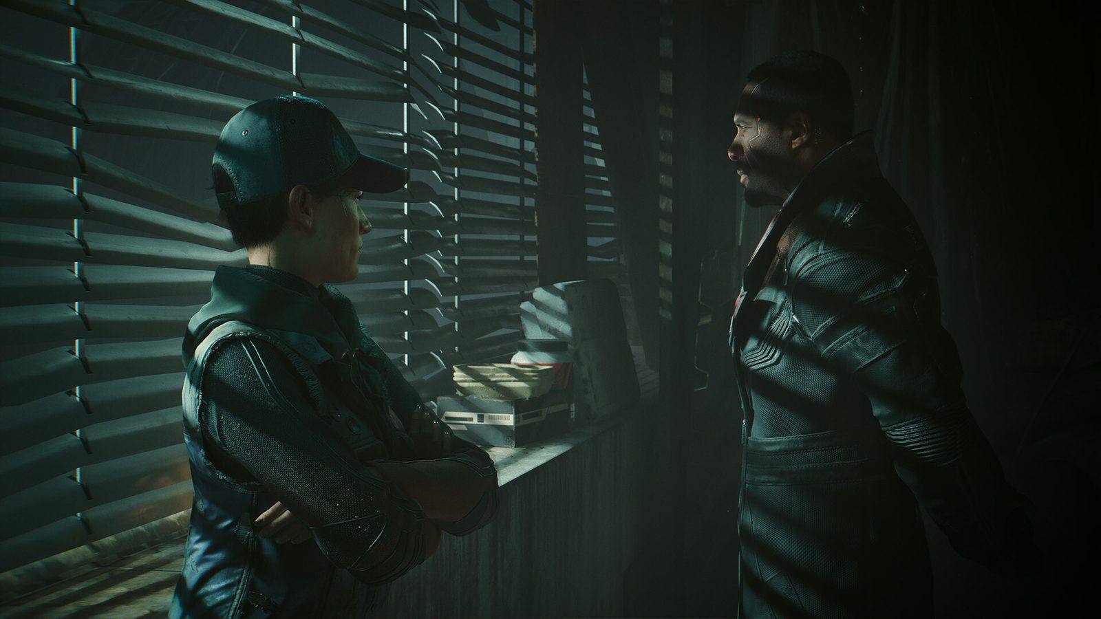 Dos personajes conversan junto a una ventana con persianas: uno con gorra y brazos cruzados, otro con un abrigo oscuro