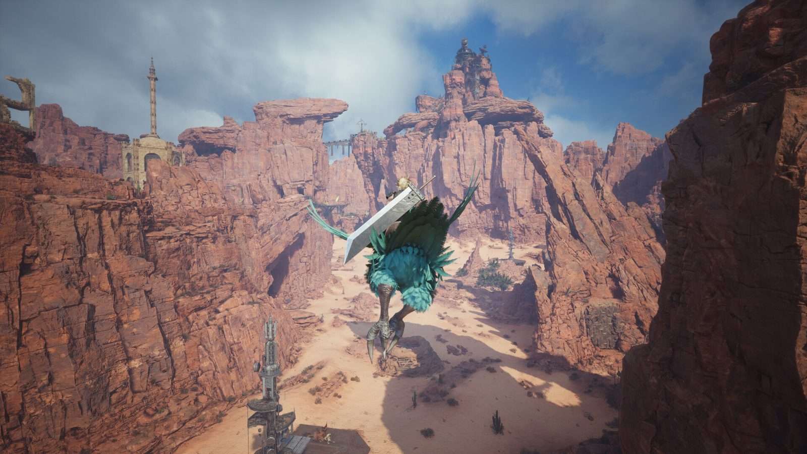 Cloud, con su espada enorme a la espalda, vuela sobre un chocobo verde azulado por un cañón desértico de roca rojiza