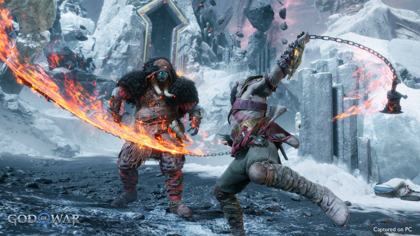 Kratos lanza sus cadenas envueltas en fuego frente a un enemigo corpulento con capa de piel y colmillos, en un paisaje nevado