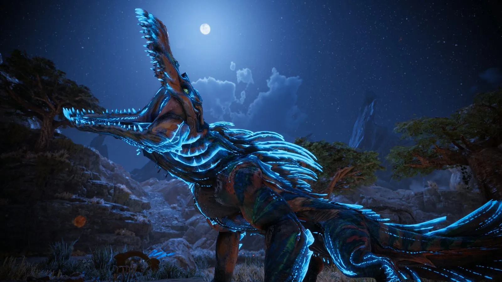 Una criatura con rasgos luminosos azules alza el hocico abierto hacia la luna llena en un paisaje rocoso de noche