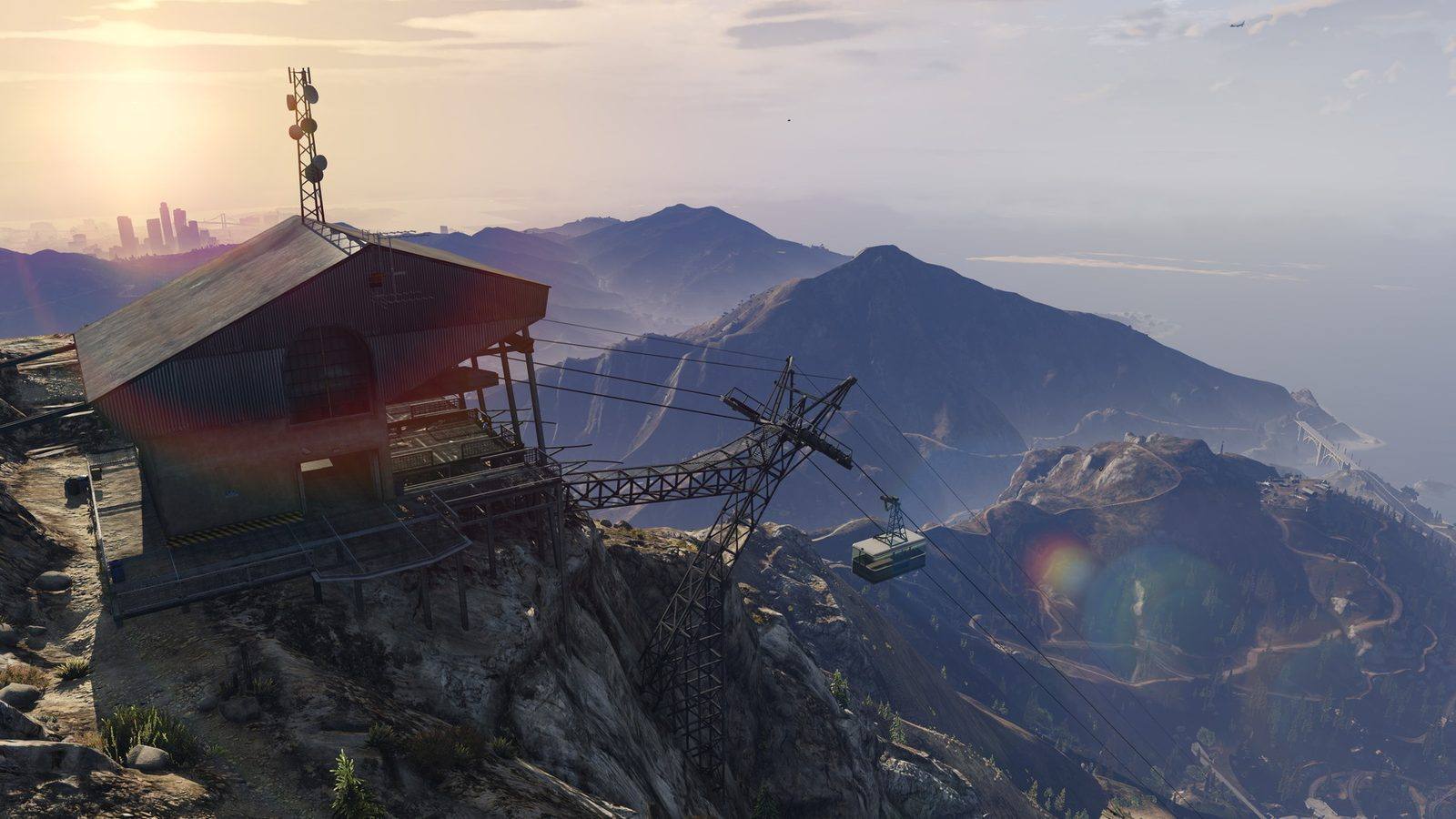 Vista de las montañas de San Andreas al atardecer, con el teleférico y Los Santos al fondo