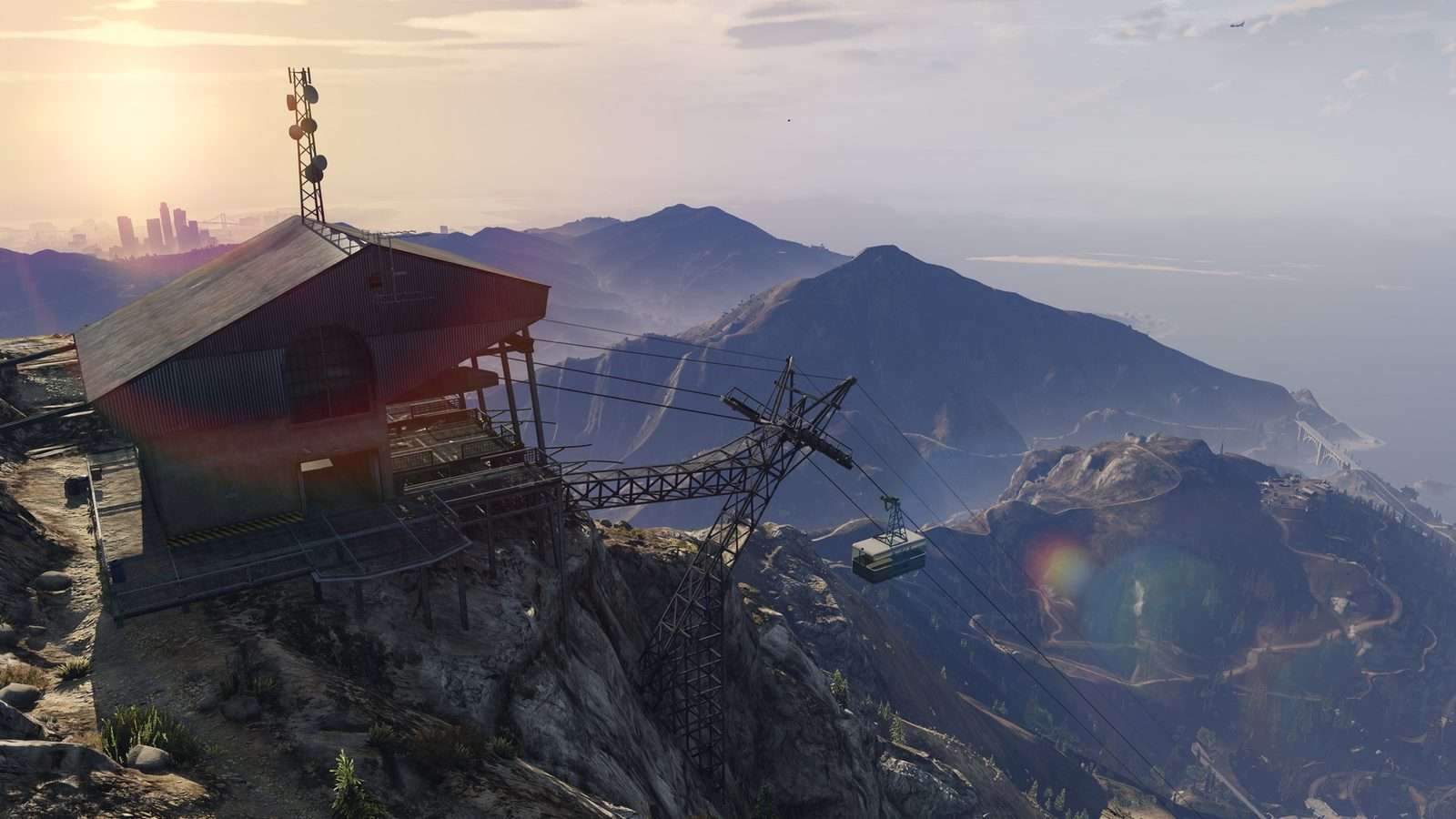 Vista de las montañas de San Andreas al atardecer, con el teleférico y Los Santos al fondo