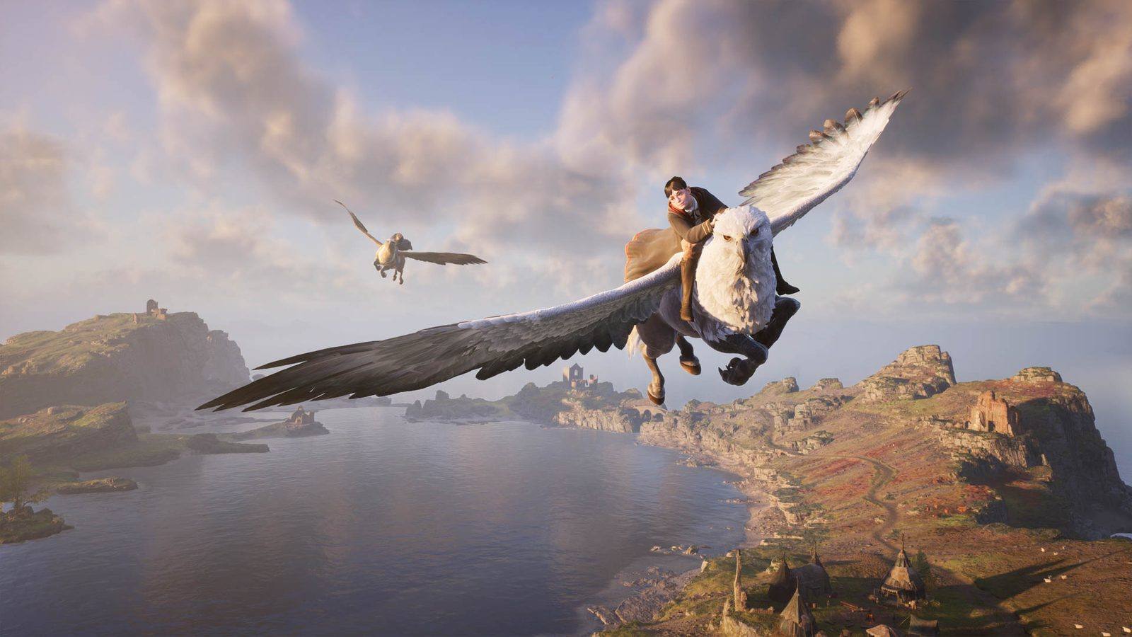 Jugador volando en un hipogrifo sobre un lago y costas rocosas de Las Tierras Altas en Hogwarts Legacy