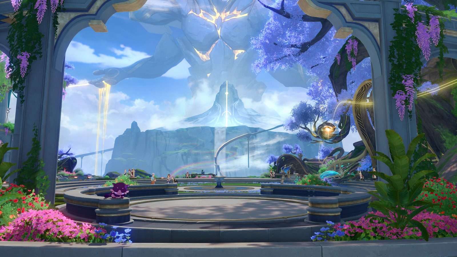 Plaza con flores y árboles de glicinas violetas bajo una gigantesca figura de piedra en el cielo, en Honkai: Star Rail