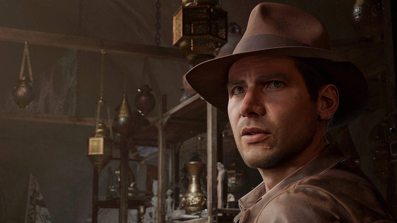 Primer plano de Indiana Jones con sombrero de fieltro y chaqueta de cuero, con lámparas y estantes al fondo