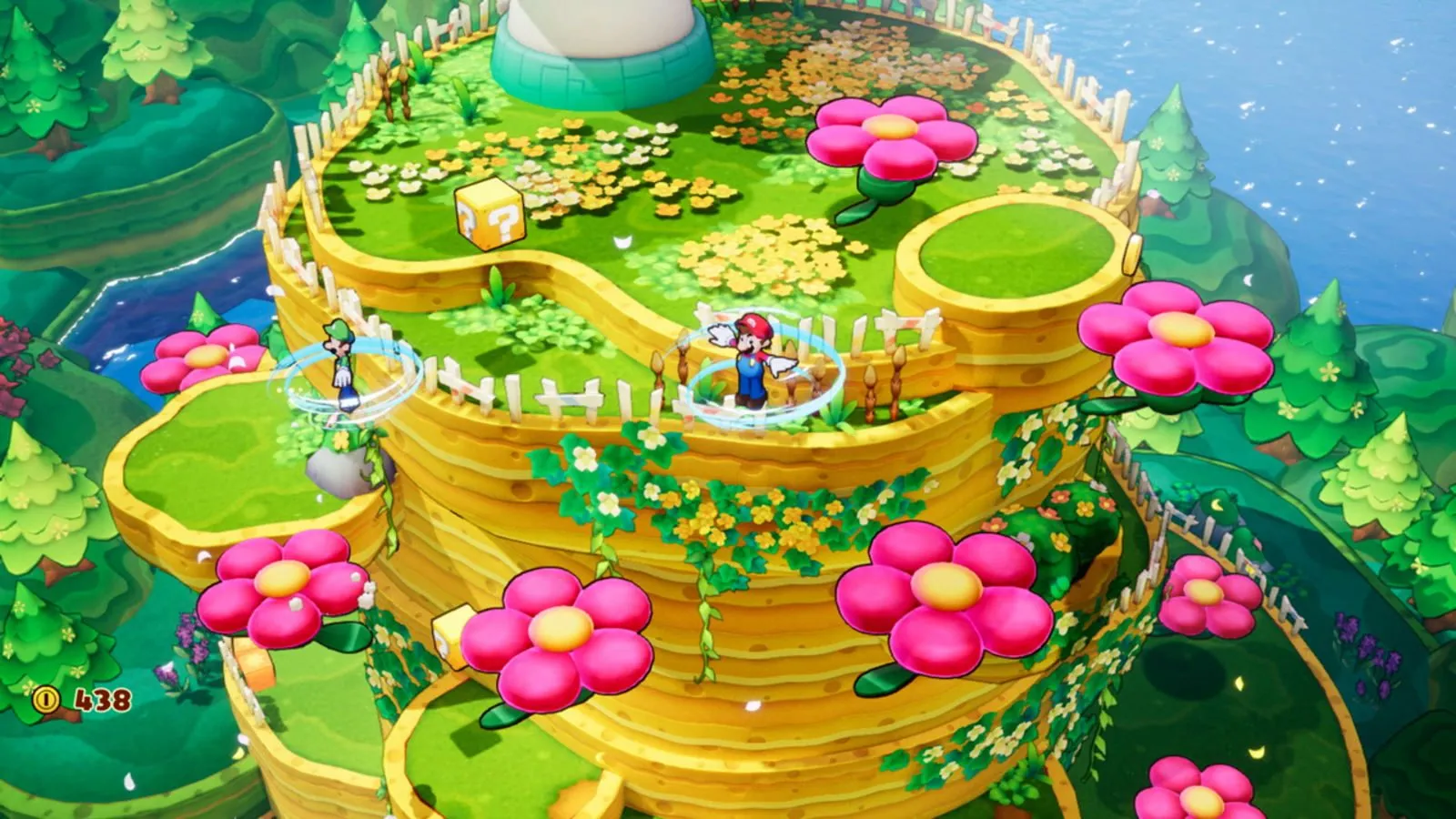 Mario y Luigi con anillos de viento azules sobre una isla de terrazas amarillas, con flores rosas gigantes y un bloque de interrogación