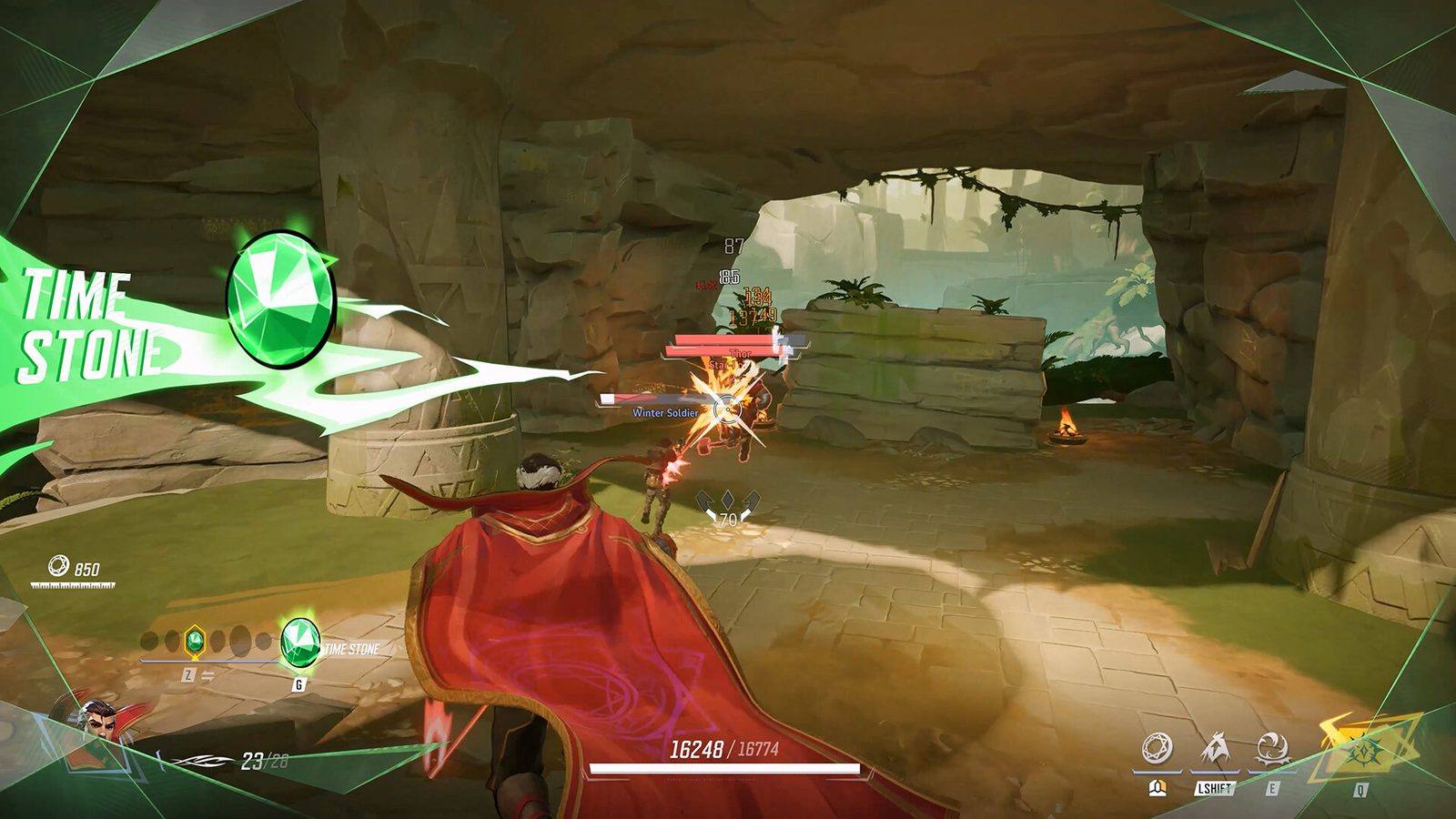 Un héroe de capa roja en una ruina con vegetación en Marvel Rivals, con la gema Time Stone y la interfaz de combate en pantalla