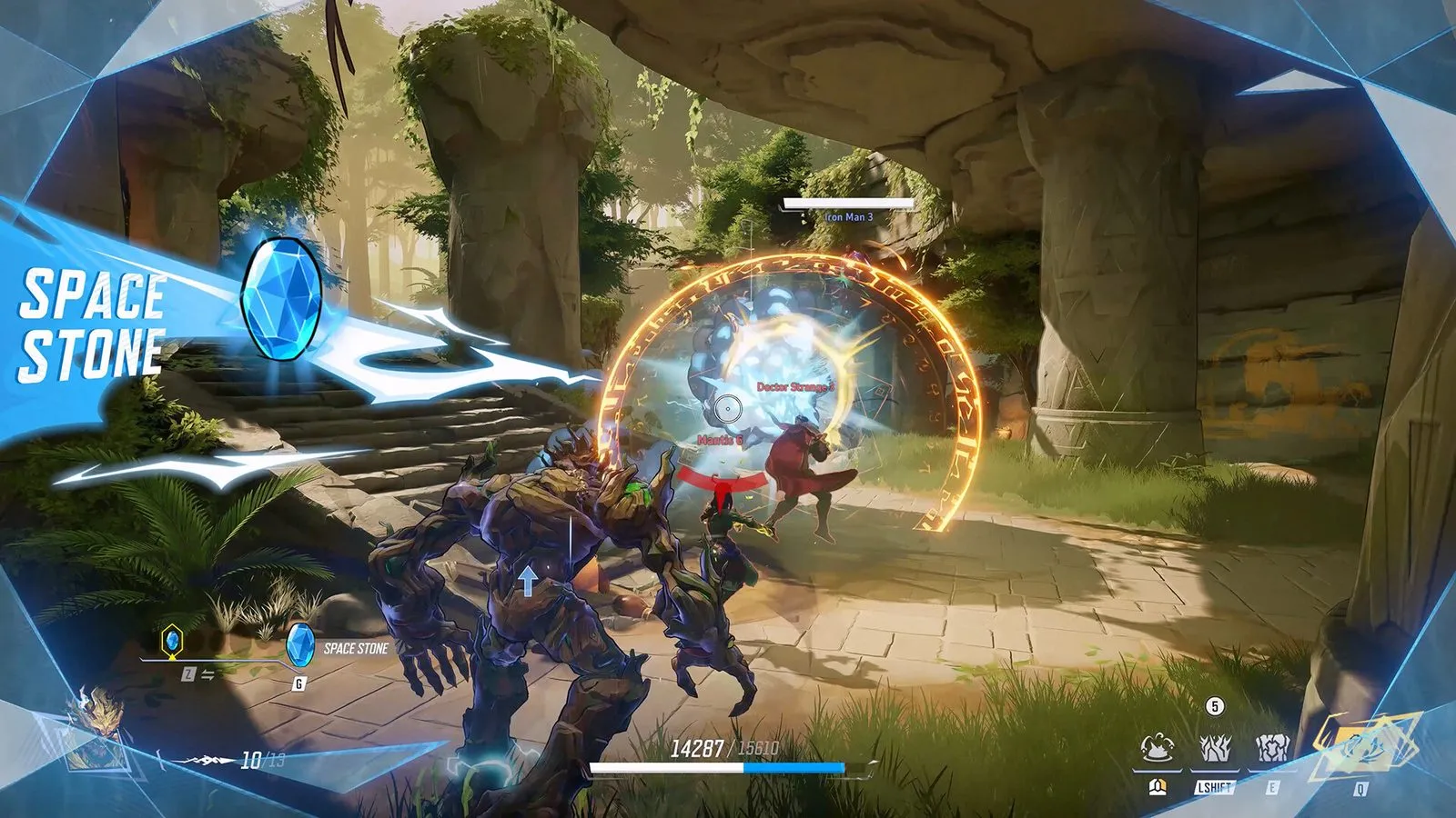 Combate en una ruina con selva en Marvel Rivals, con un arco de energía naranja y la gema Space Stone en la interfaz