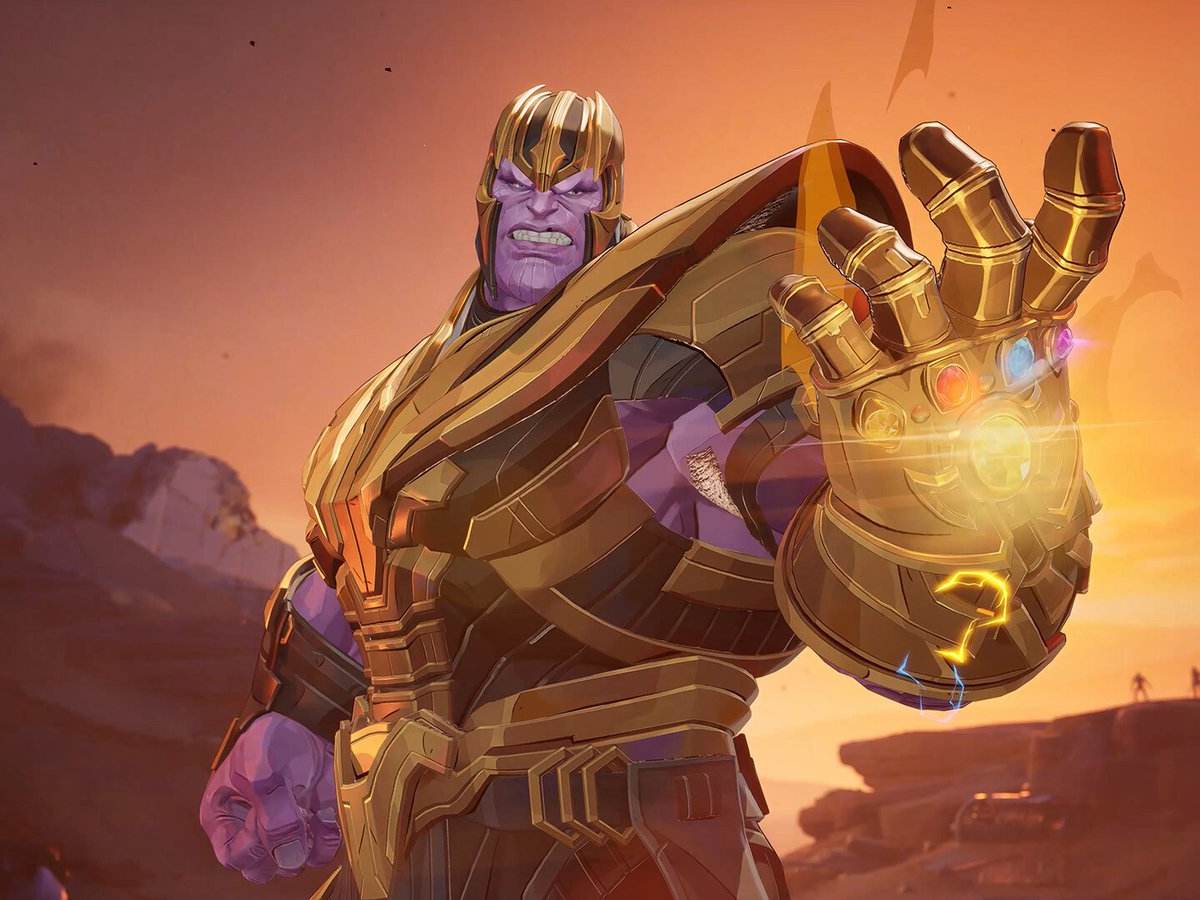Thanos con el Guantelete del Infinito en la mano, con armadura dorada, bajo un cielo anaranjado