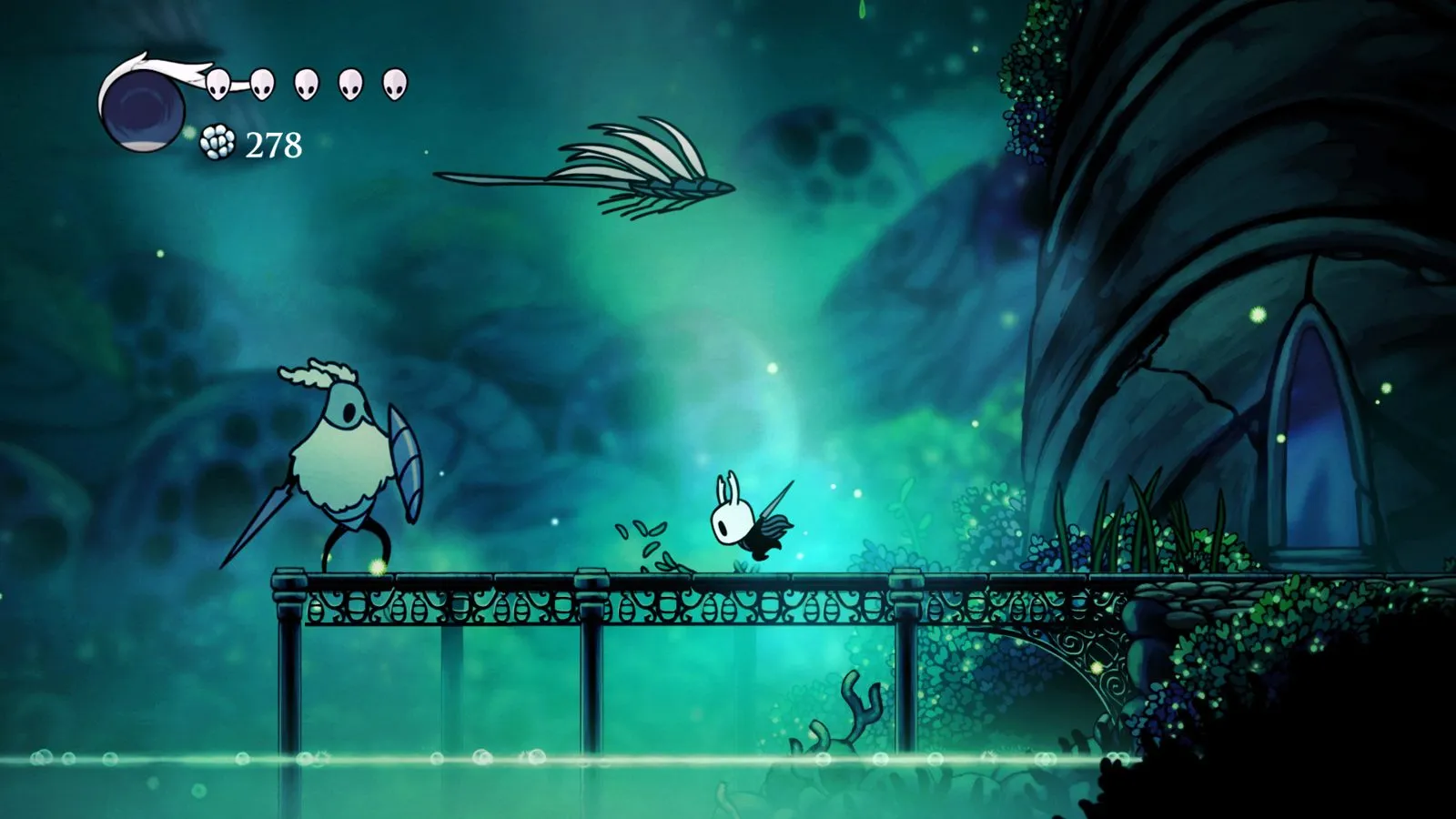 Un personaje pequeño y blanco con cuernos frente a un enemigo con forma de ave sobre un puente de hierro, con luz verde