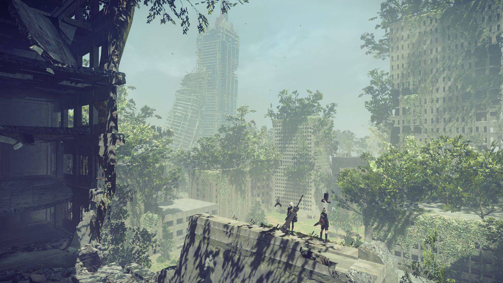 Dos androides de pie sobre un saliente de concreto mirando unos rascacielos en ruinas cubiertos de vegetación en NieR:Automata