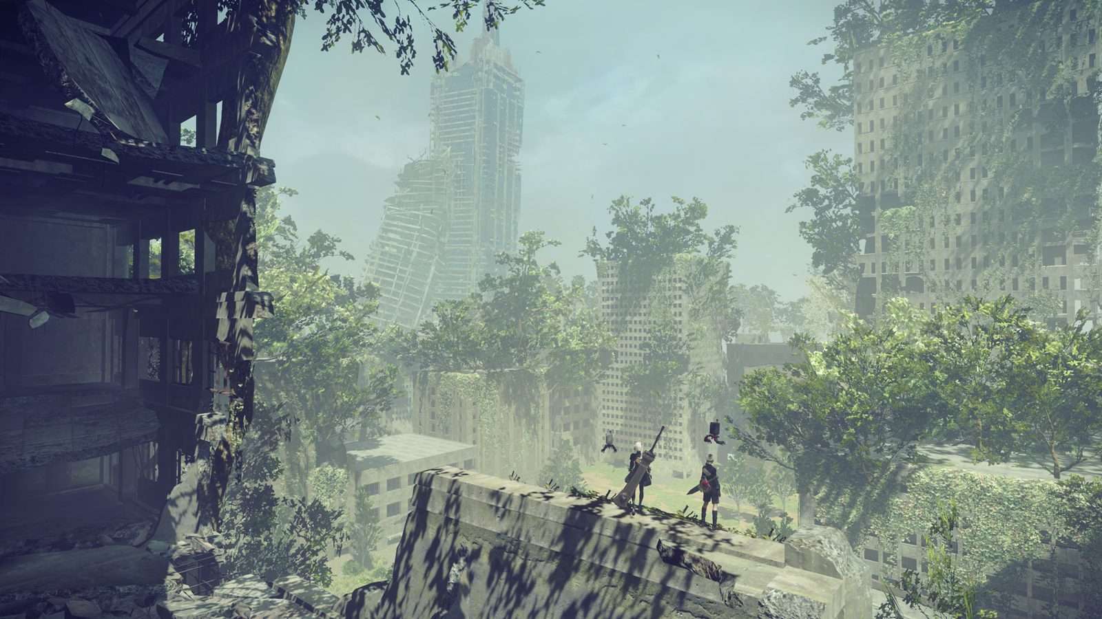 Dos androides de pie sobre un saliente de concreto mirando unos rascacielos en ruinas cubiertos de vegetación en NieR:Automata
