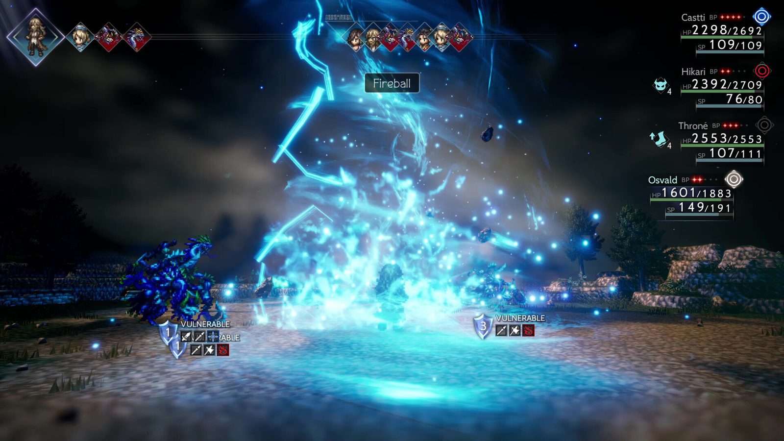 Combate nocturno en Octopath Traveler II contra monstruos azules con un hechizo de rayos y llamas azules y los datos del grupo a la derecha