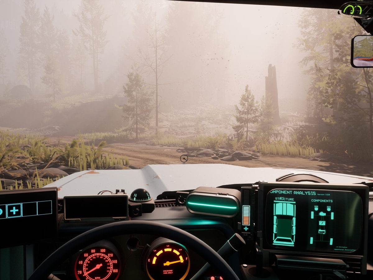 Vista desde la cabina del auto en un camino de bosque con niebla y la pantalla verde del tablero con el análisis de componentes