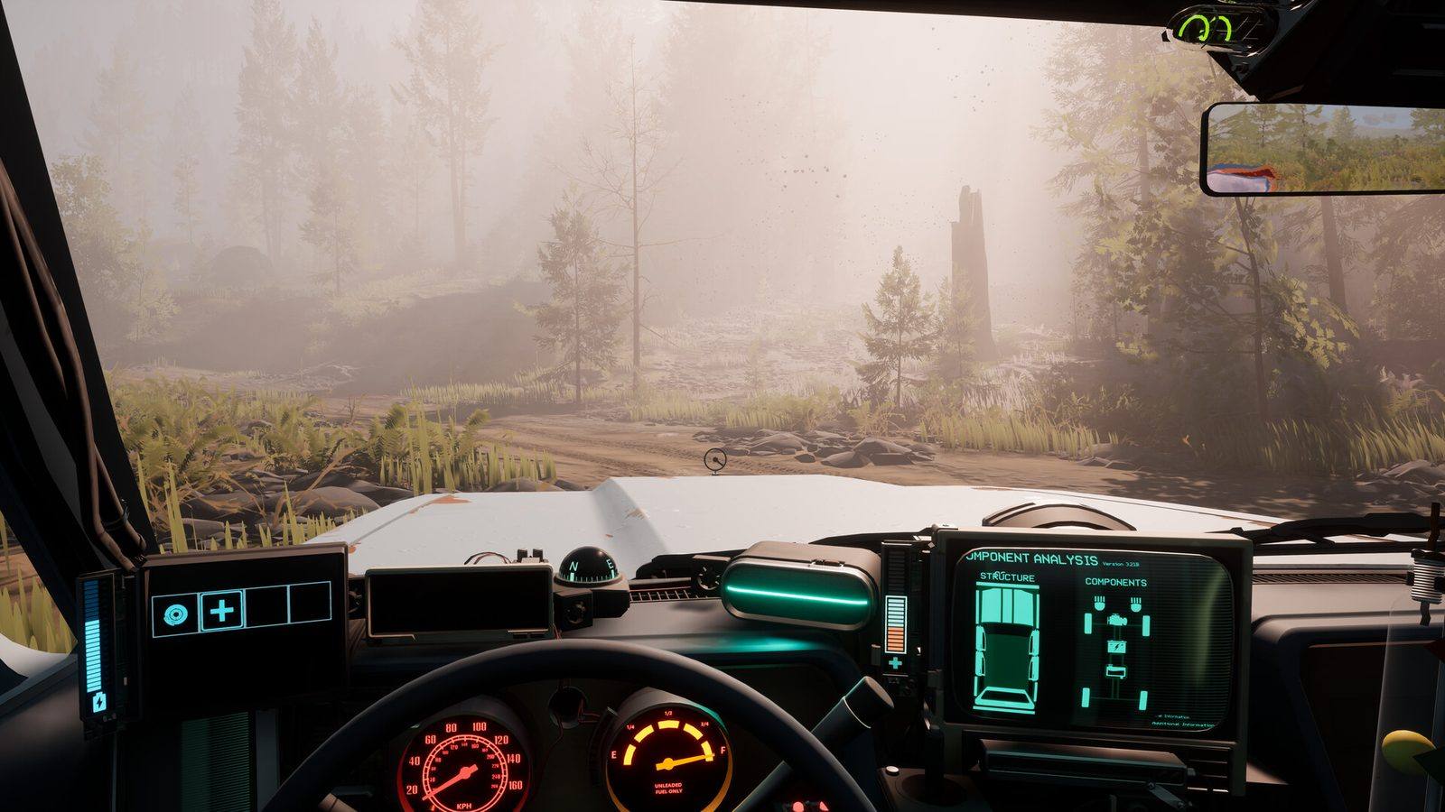 Vista desde la cabina del auto en un camino de bosque con niebla y la pantalla verde del tablero con el análisis de componentes