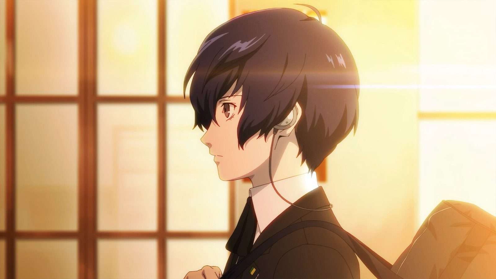Escena de animación del protagonista de Persona 3 Reload, de perfil, con uniforme escolar, auricular y mochila ante una ventana a contraluz