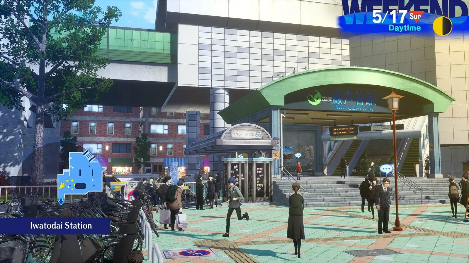 El protagonista corre por la plaza de la estación Iwatodai en Persona 3 Reload, con peatones, bicicletas y un minimapa en pantalla