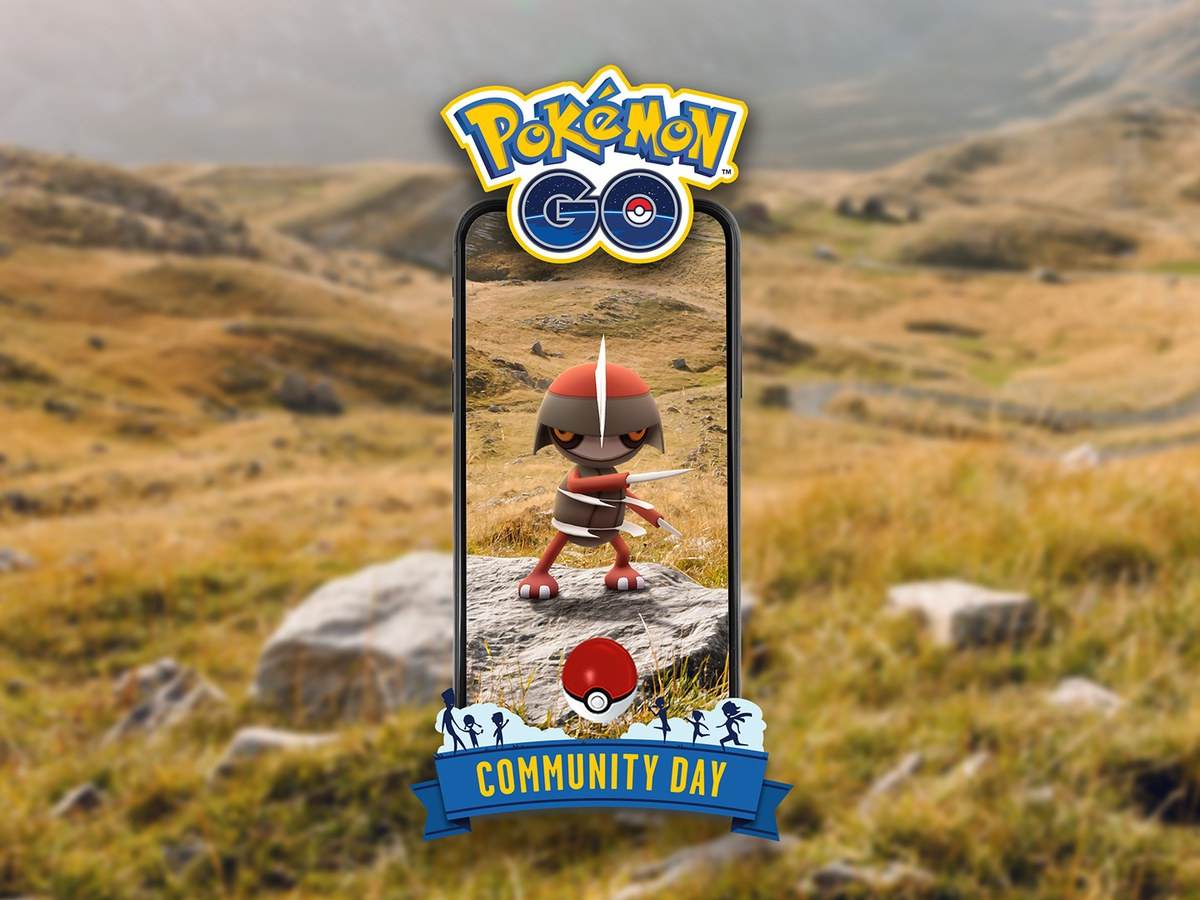 Un Pawniard sobre una roca en una colina de pasto seco, dentro de un teléfono con una Poké Ball, con el logotipo de Pokémon GO y la insignia Community Day