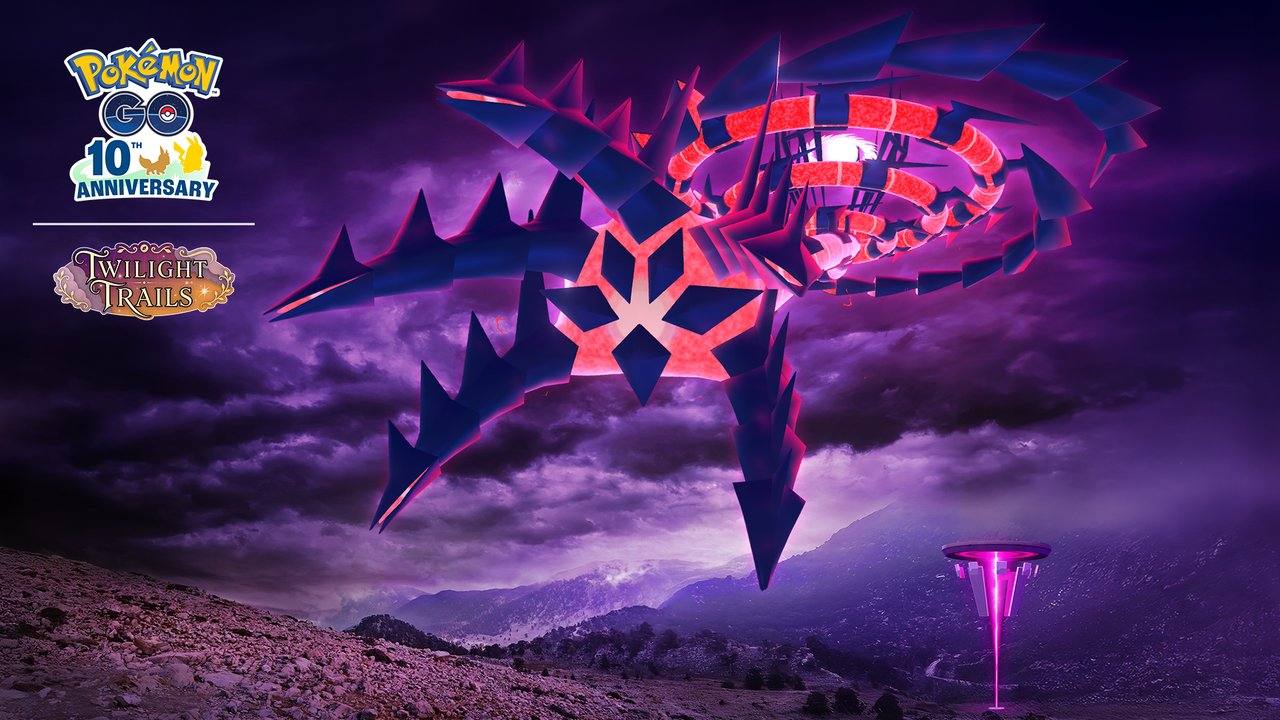 Eternamax Eternatus, un dragón gigante de tonos morados y rojos, flota sobre un cielo de tormenta y un Nodo Energético, con los logotipos de Pokémon GO 10.º aniversario y Twilight Trails