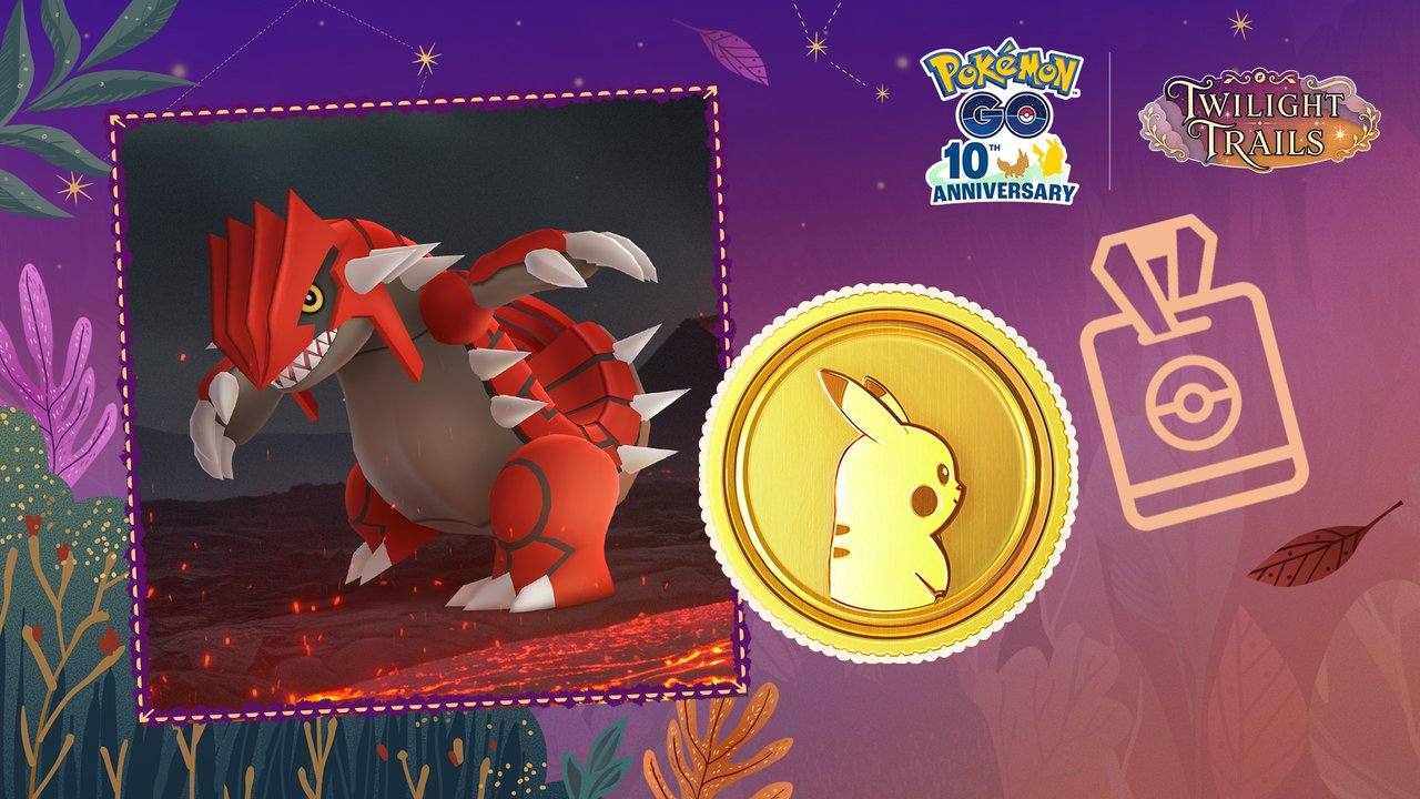 Groudon rojo sobre un suelo de lava en una foto con borde, junto a una moneda dorada con Pikachu y un frasco con Poké Ball, con los logotipos de Pokémon GO 10.º aniversario y Twilight Trails