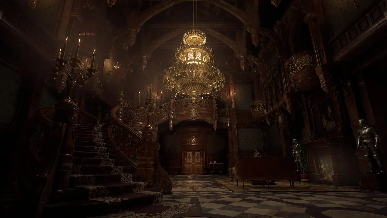 Un gran vestíbulo con escalera de madera, candelabros y una lámpara dorada en Resident Evil Village