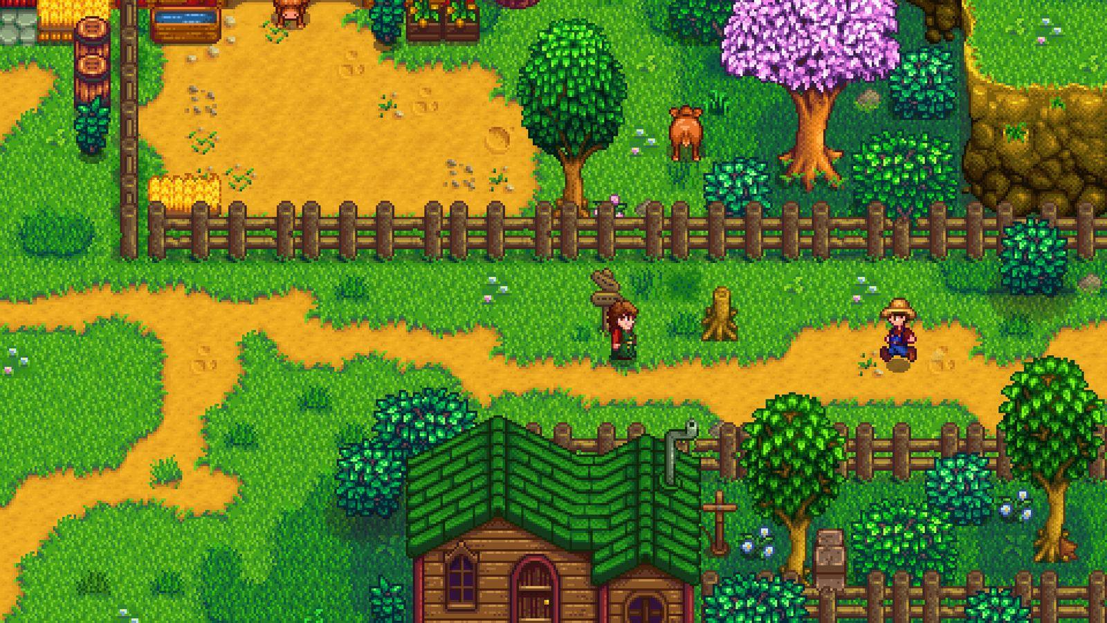 Dos personajes en un camino de tierra entre árboles verdes y un cerezo en flor, cerca de una cabaña con techo verde en Stardew Valley
