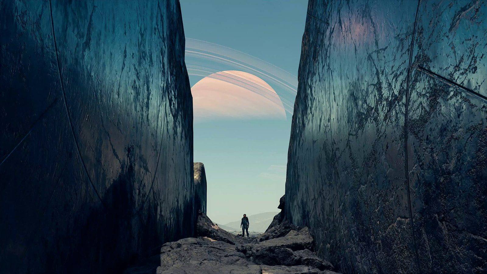 Una persona diminuta con traje espacial de pie entre dos grandes paredes de roca azulada, con un planeta con anillos al fondo en Starfield