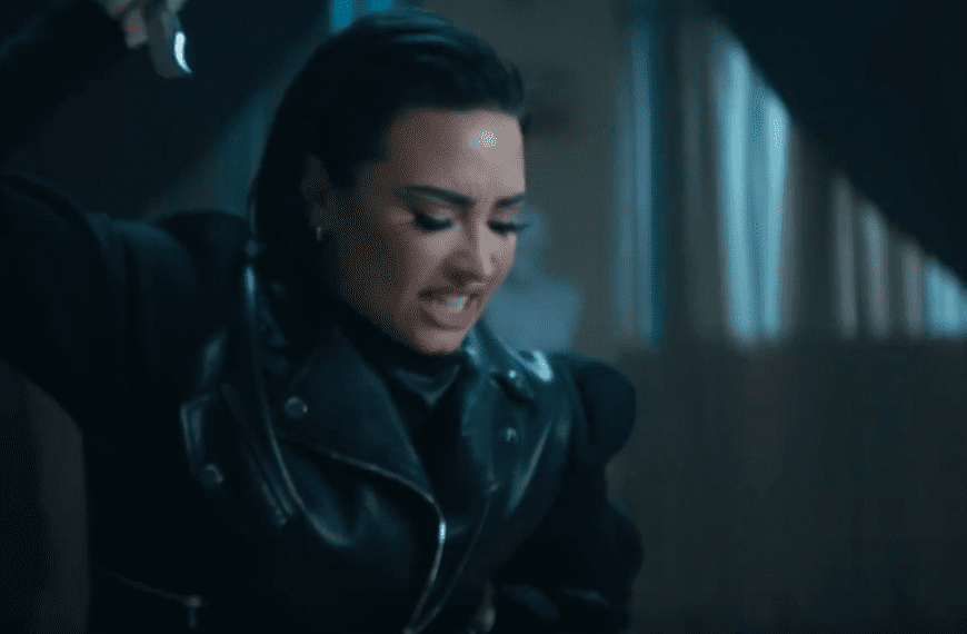 Demi Lovato lucha contra Ghostface en el video musical de la nueva Scream