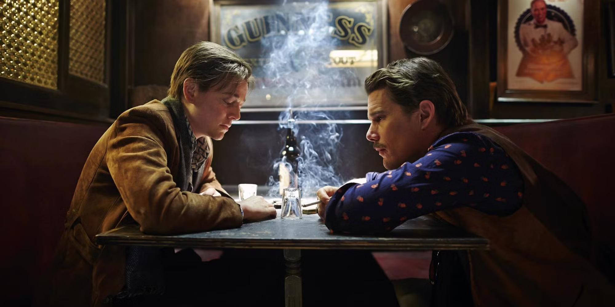Sarah Snook y Ethan Hawke sentados uno frente al otro en un bar de Predestination.