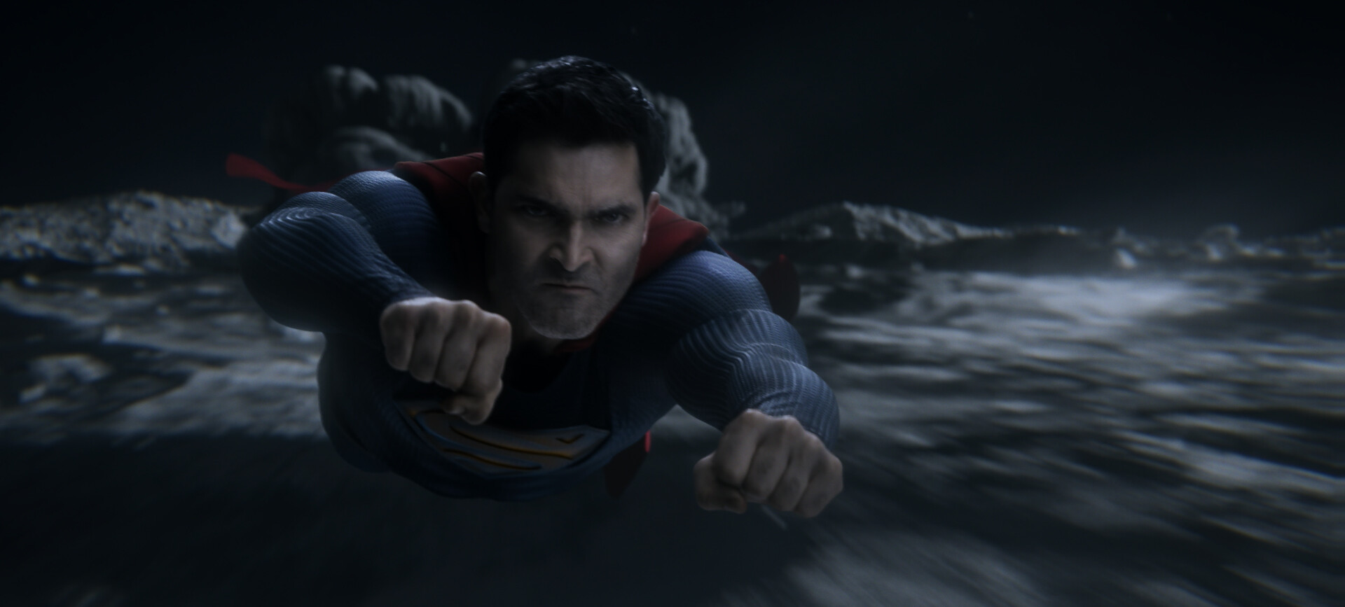 Superman (Tyler Hoechlin) volando mientras lucha contra Doomsday en el espacio