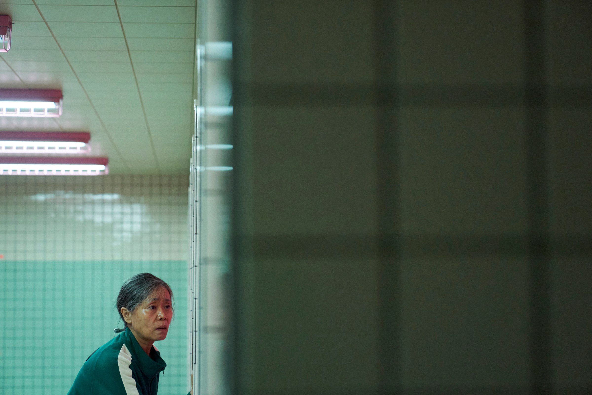 Geum-ja (Kang Ae-sim) parece preocupada en un baño en una imagen fija de la temporada 2 de Squid Game