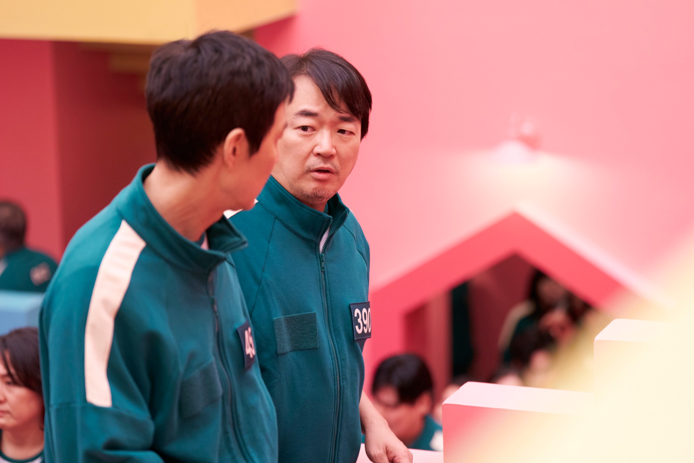 Jung-bae (Lee Seo-hwan) hablando con Gi-hun en una imagen fija de la temporada 2 de Squid Game