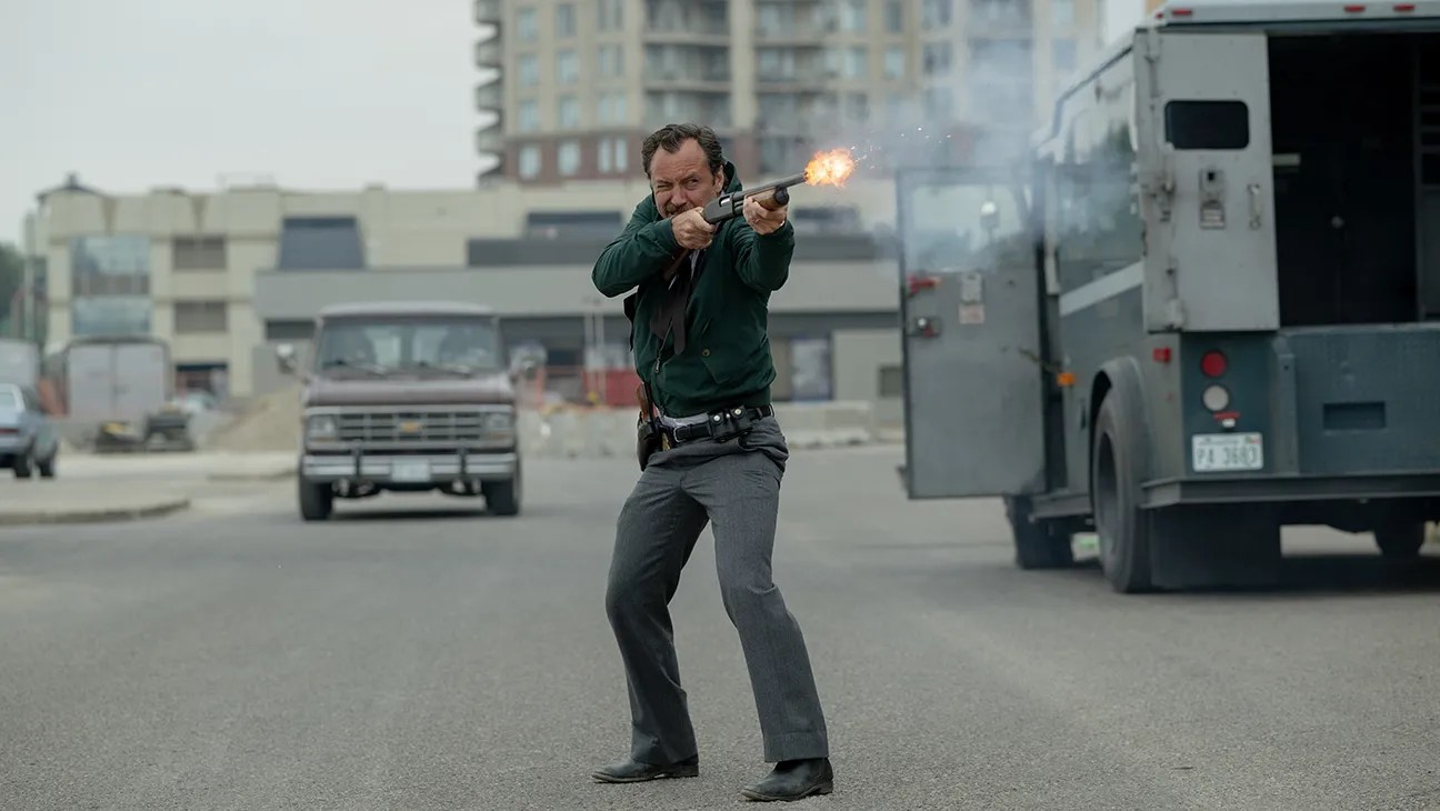 Jude Law disparando una escopeta en plena calle en La Orden