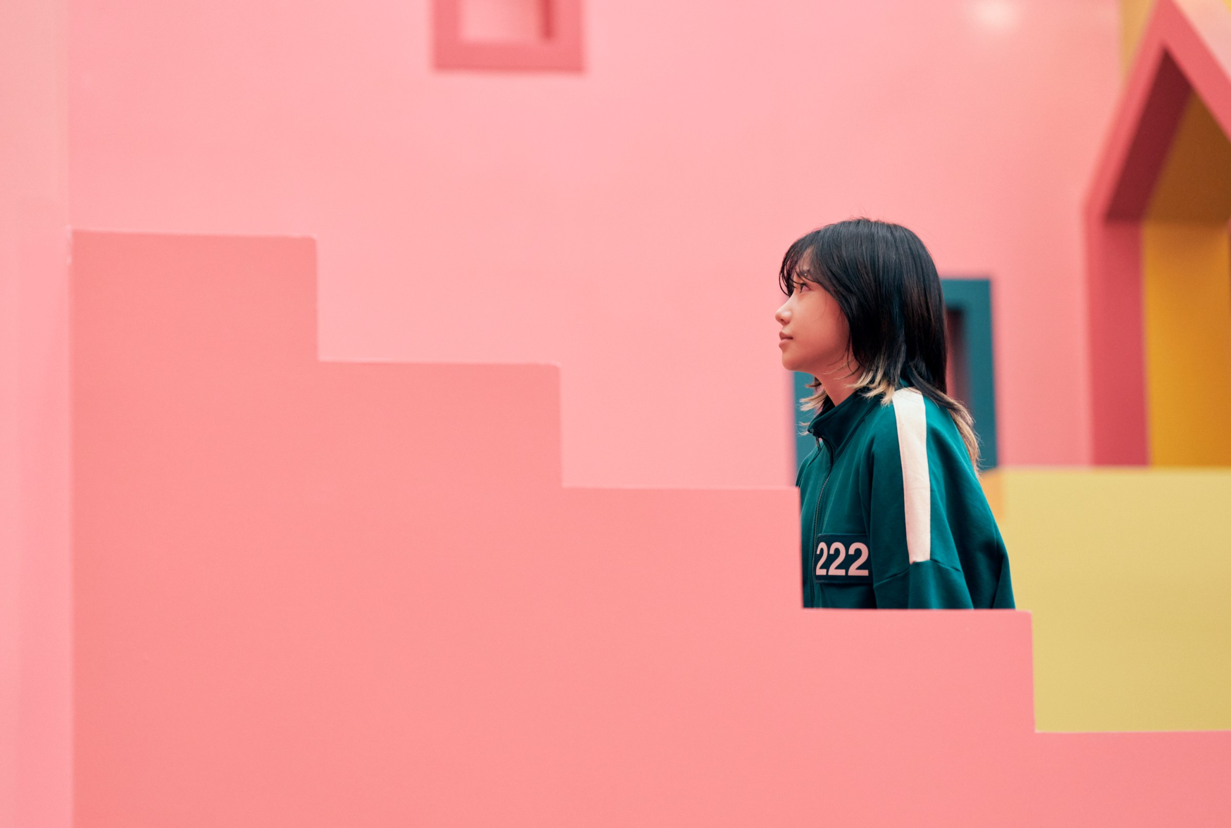 Jun-hee (Jo Yu-ri) subiendo las escaleras en las instalaciones de juego de la temporada 2 de Squid Game