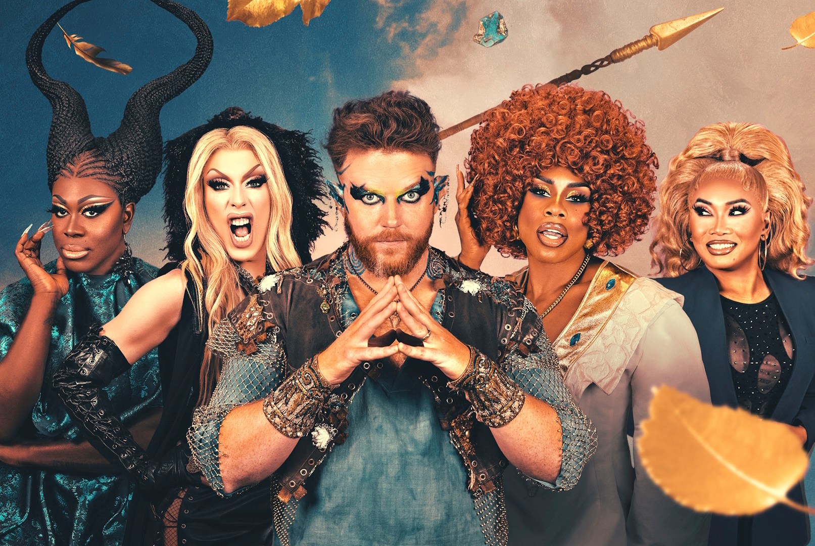 Un grupo de drag queens rodean a un maestro de mazmorra.