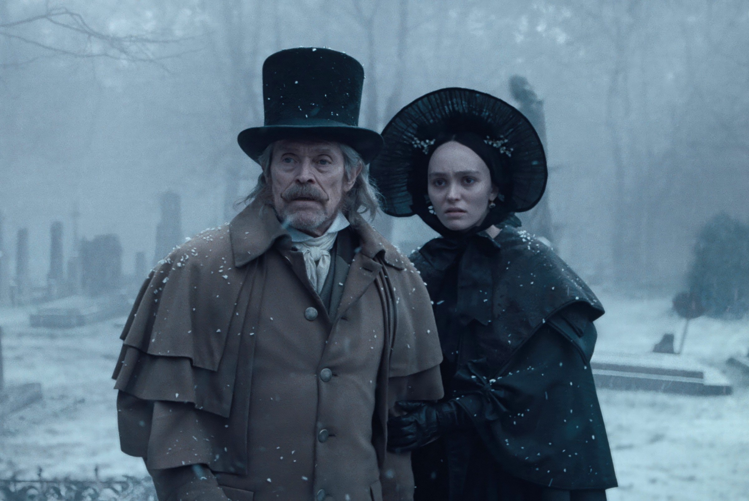 Willem Dafoe y Lily-Rose Depp lucen impactados con ropa exterior victoriana en Nosferatu