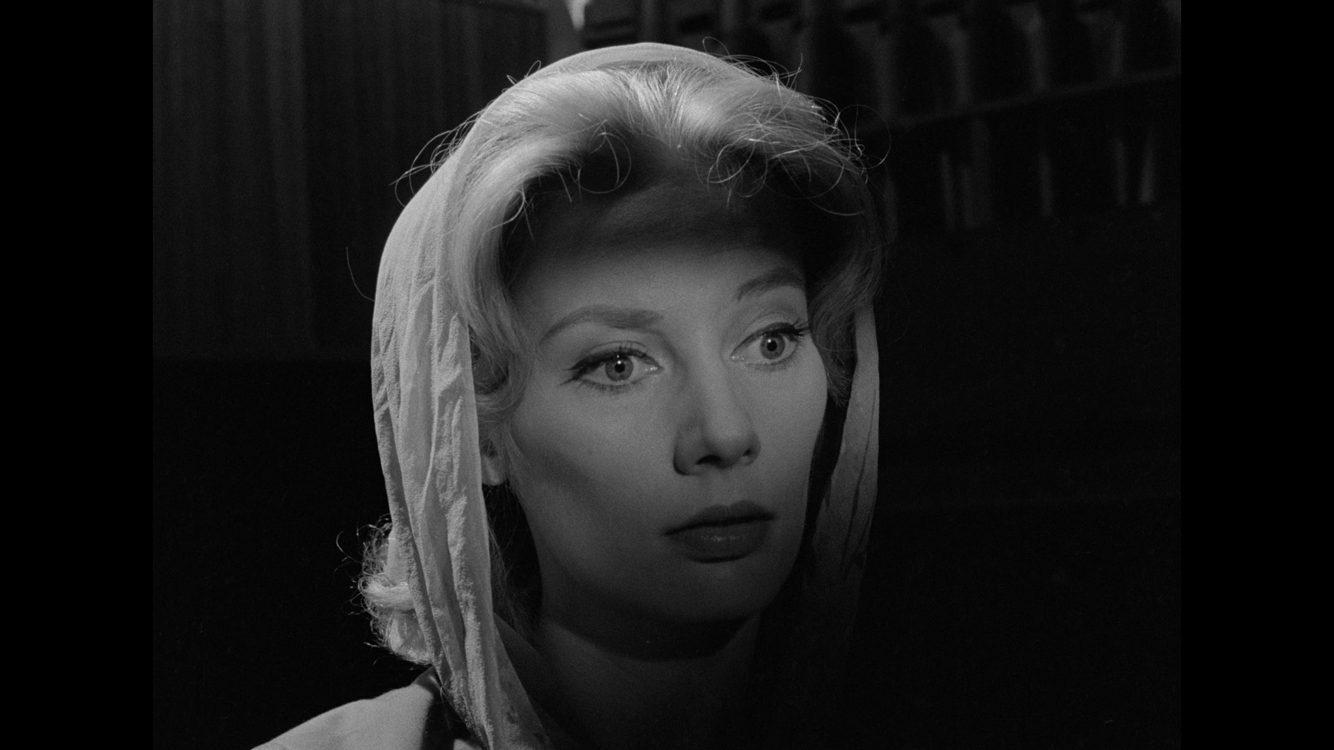 La cara de una mujer está sombreada en la oscuridad en Carnival of Souls