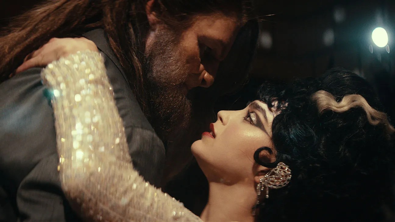 Una mujer (Melissa Barrera) bailando con un monstruo (Tommy Dewey) en Your Monster.