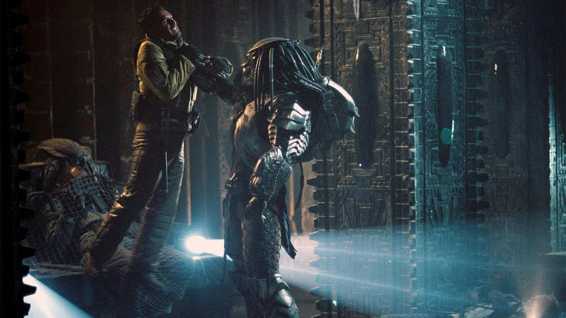 Un depredador sosteniendo a un hombre por su garganta en Alien Vs. Depredador.