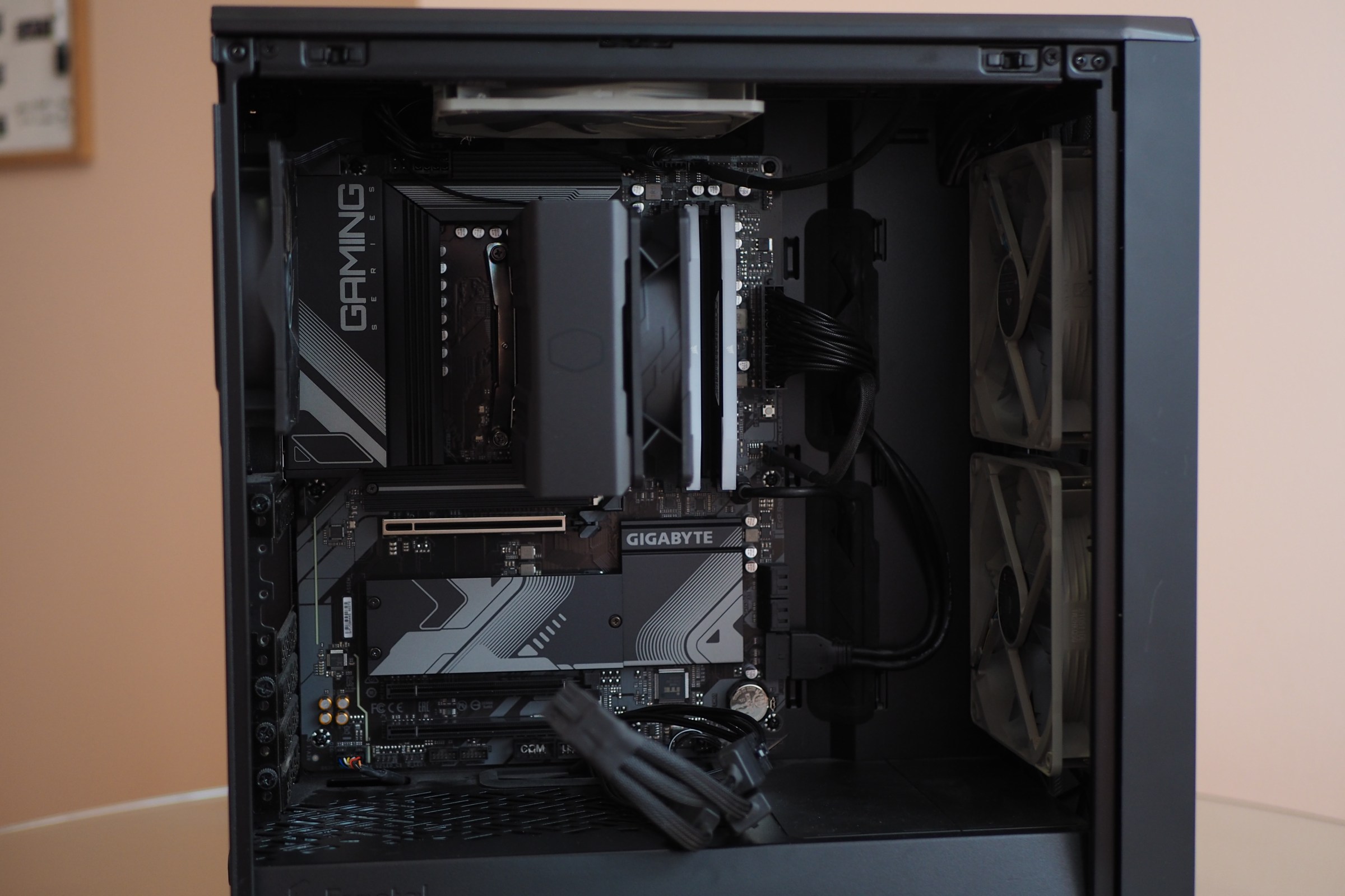 Una foto que muestra el interior de una computadora de escritorio que fue reconstruida por el autor. Se centra en una nueva placa base, un refrigerador de CPU y RAM.