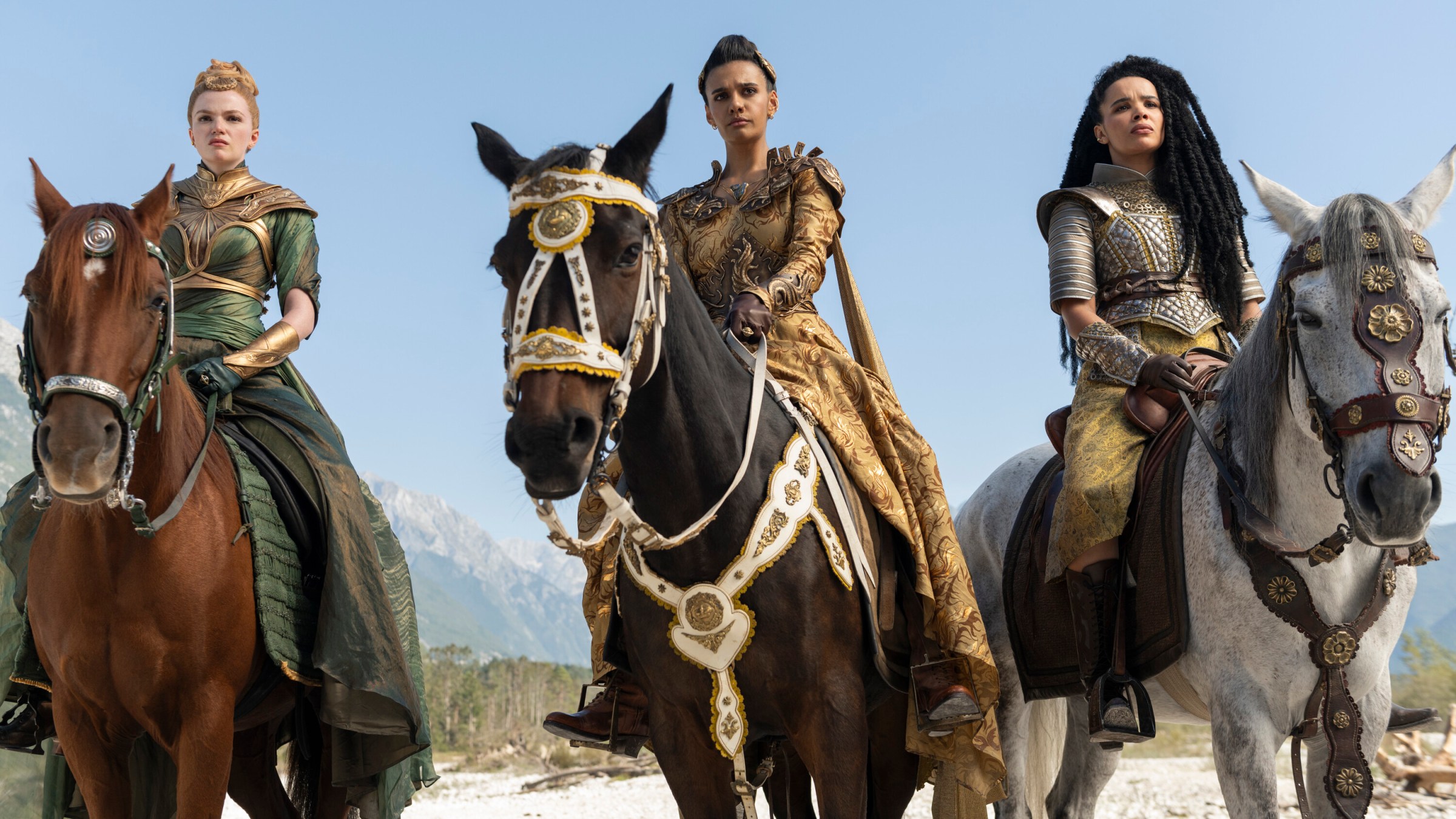 Elayne, Aviendha y Egwene a caballo en una temporada 3 de Wheel of Time