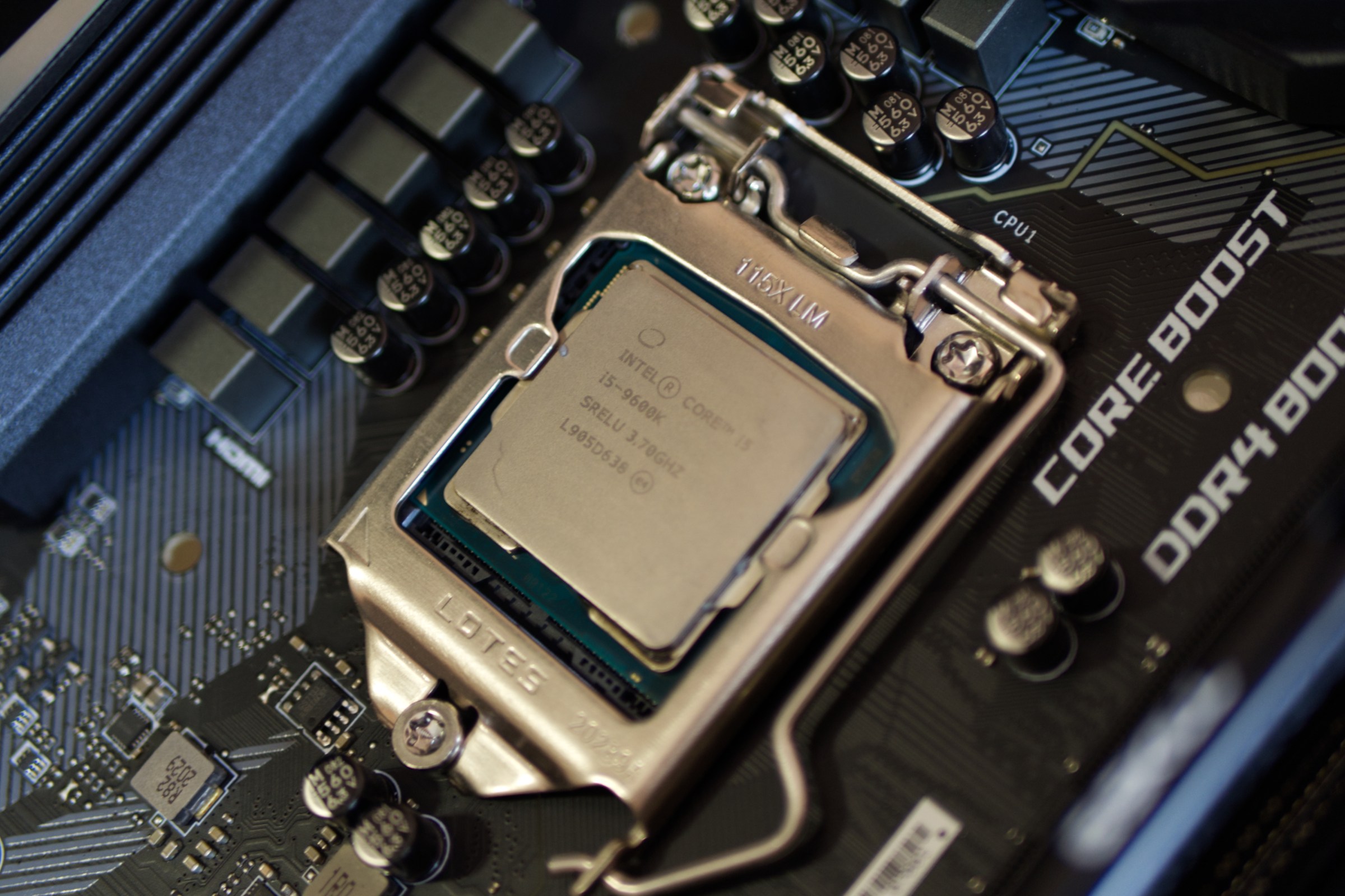 Una foto de primer plano de un procesador Intel Core i5-9600K montado en una placa base de escritorio.